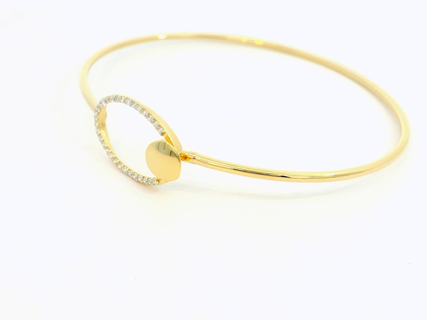 Elegant Gold Bracelet with Sparkling Detail