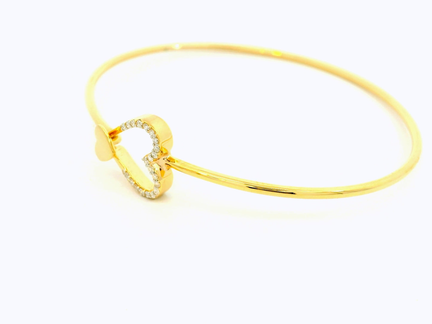 Elegant Heart-Shaped Gold Bracelet