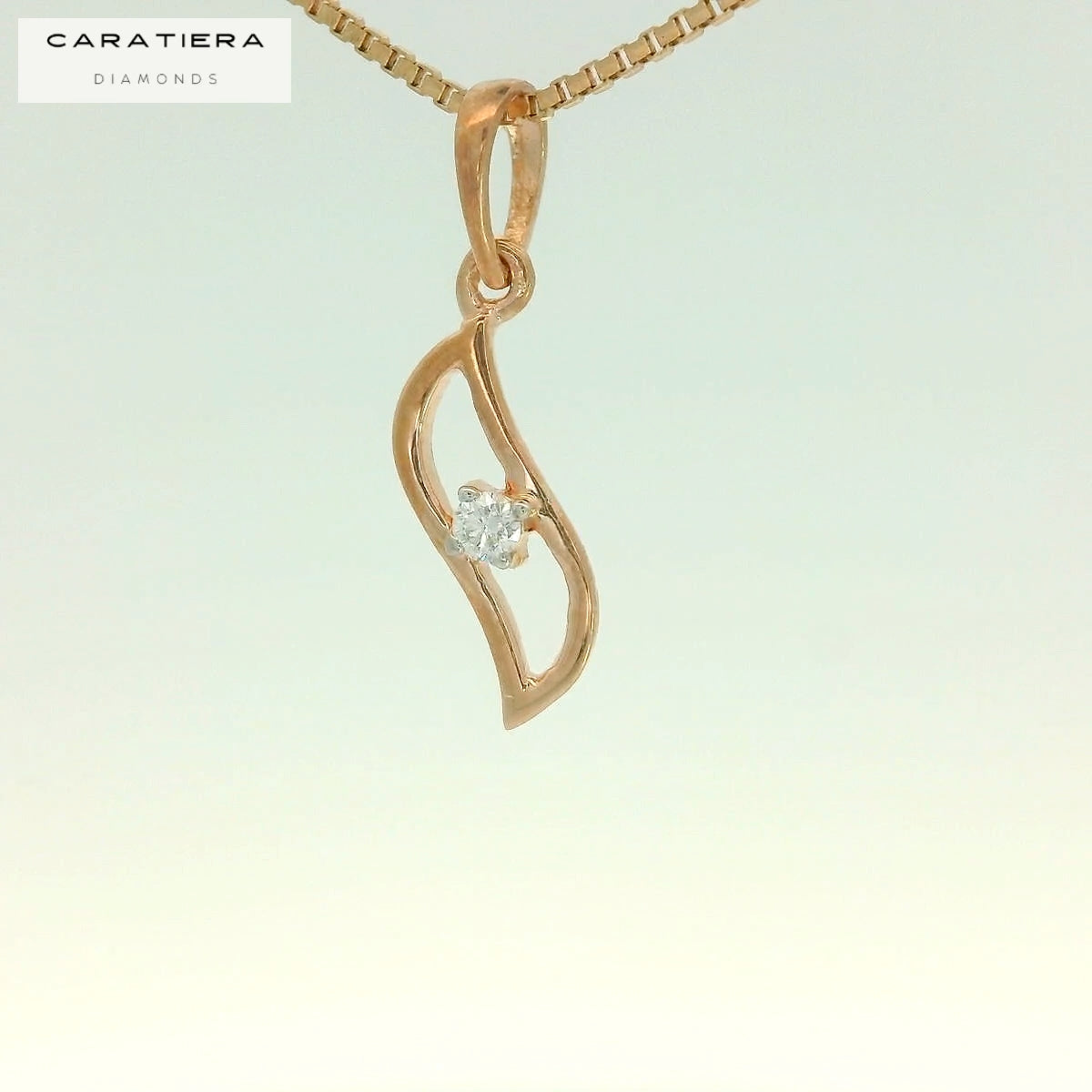 Elegant Gold Pendant with Diamond