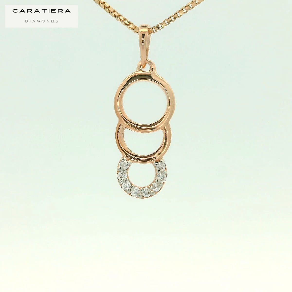 Elegant Gold Pendant with Diamonds
