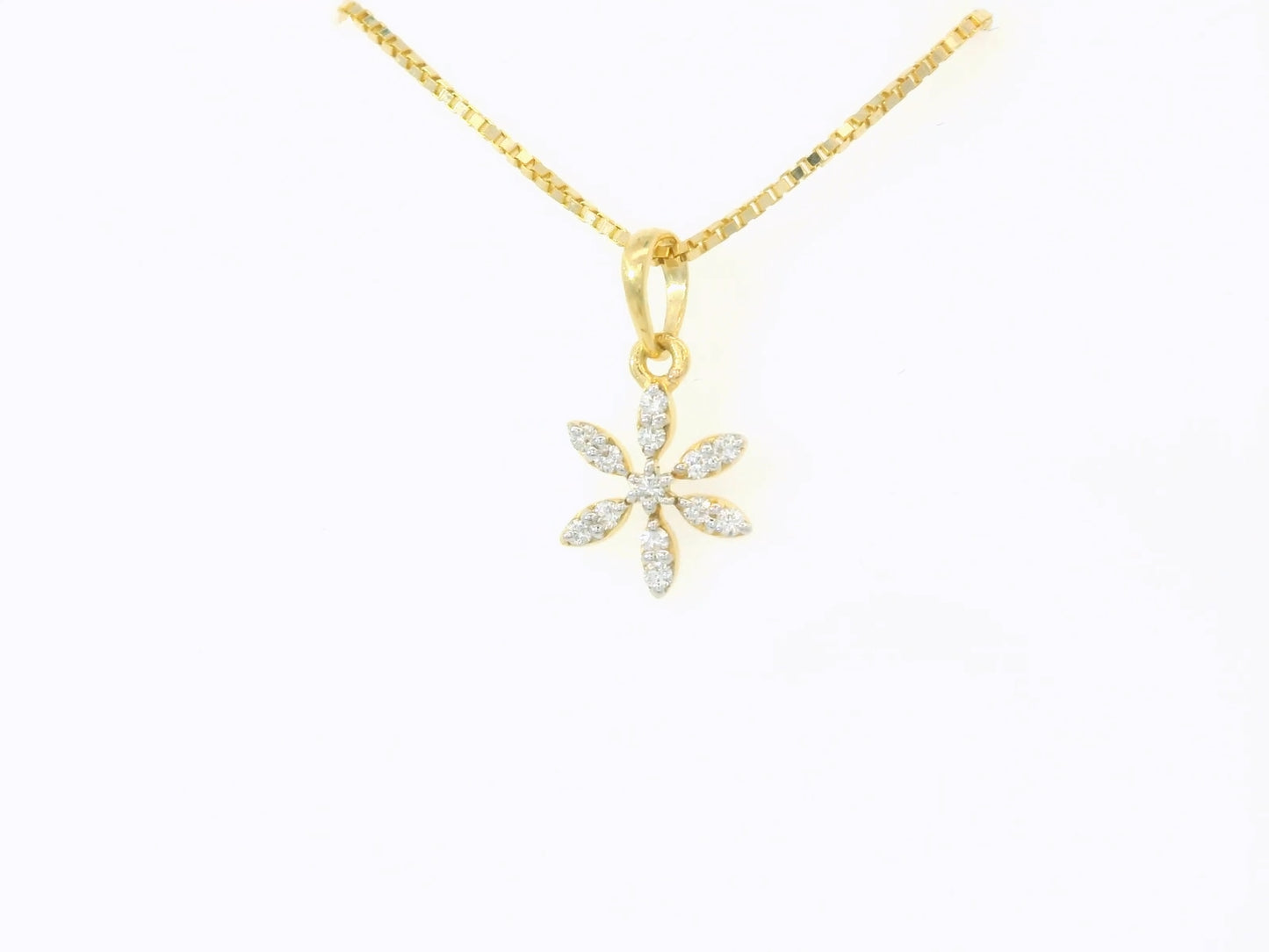 Elegant Floral Pendant Necklace