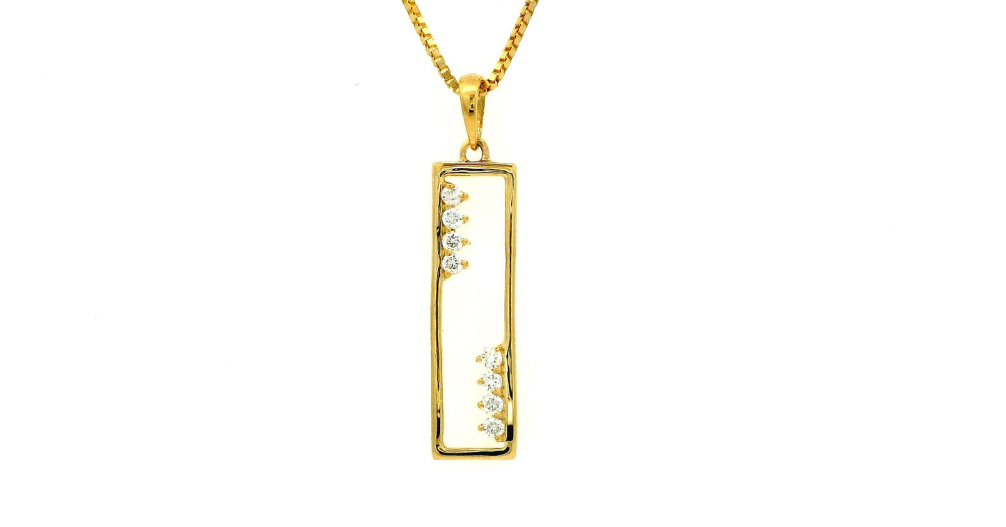 Elegant Gold Pendant with Diamonds