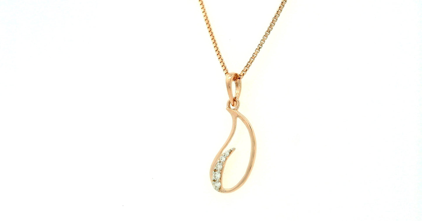 Elegant Gold Pendant with Diamonds