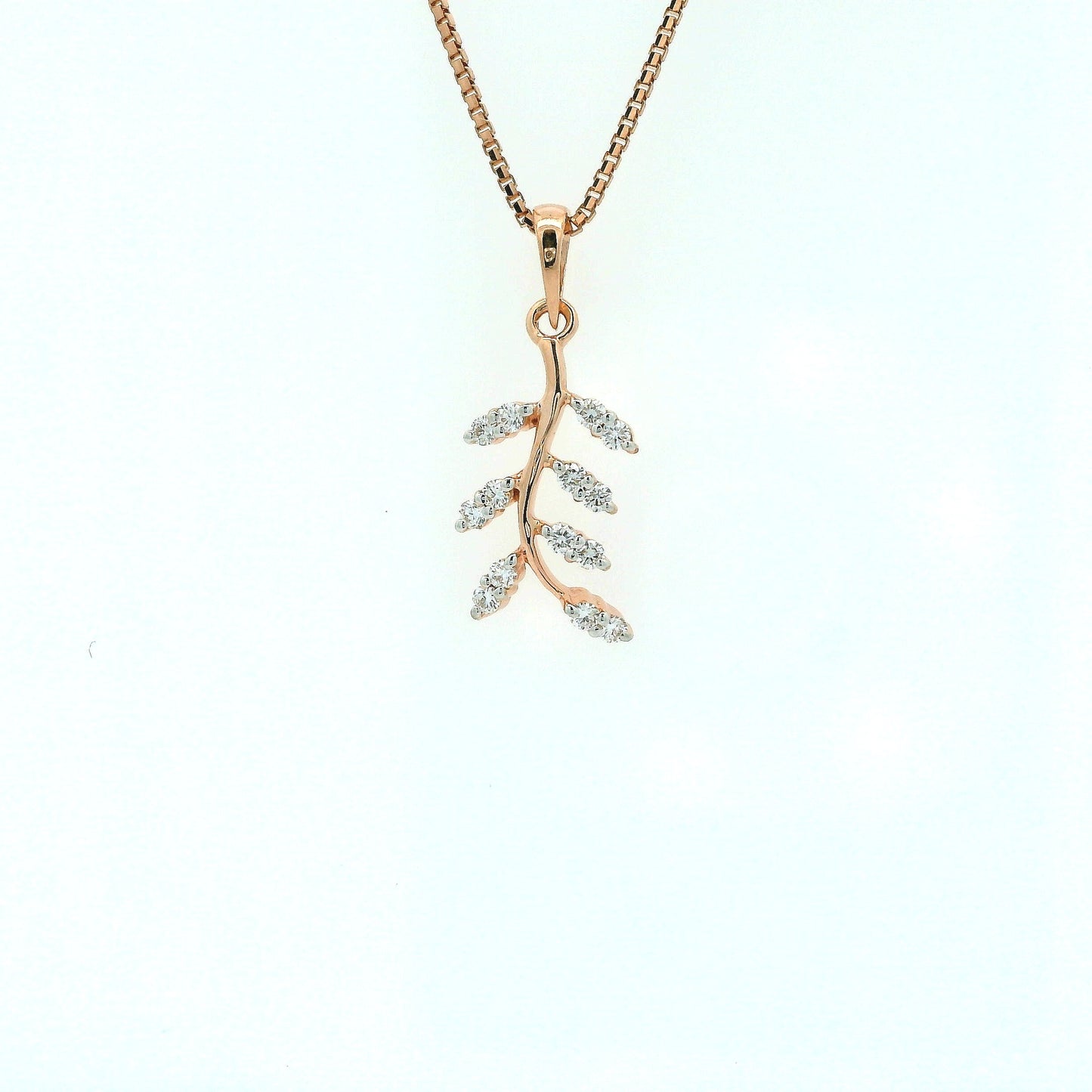 Elegant Leaf Pendant Necklace