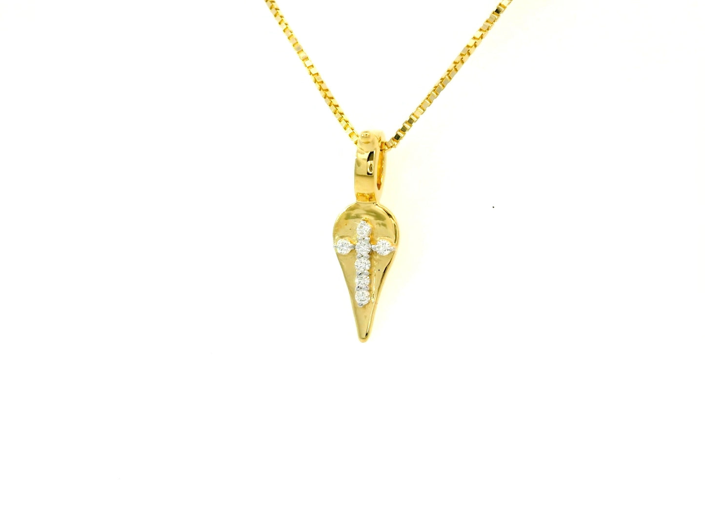 Elegant Gold Pendant with Diamonds