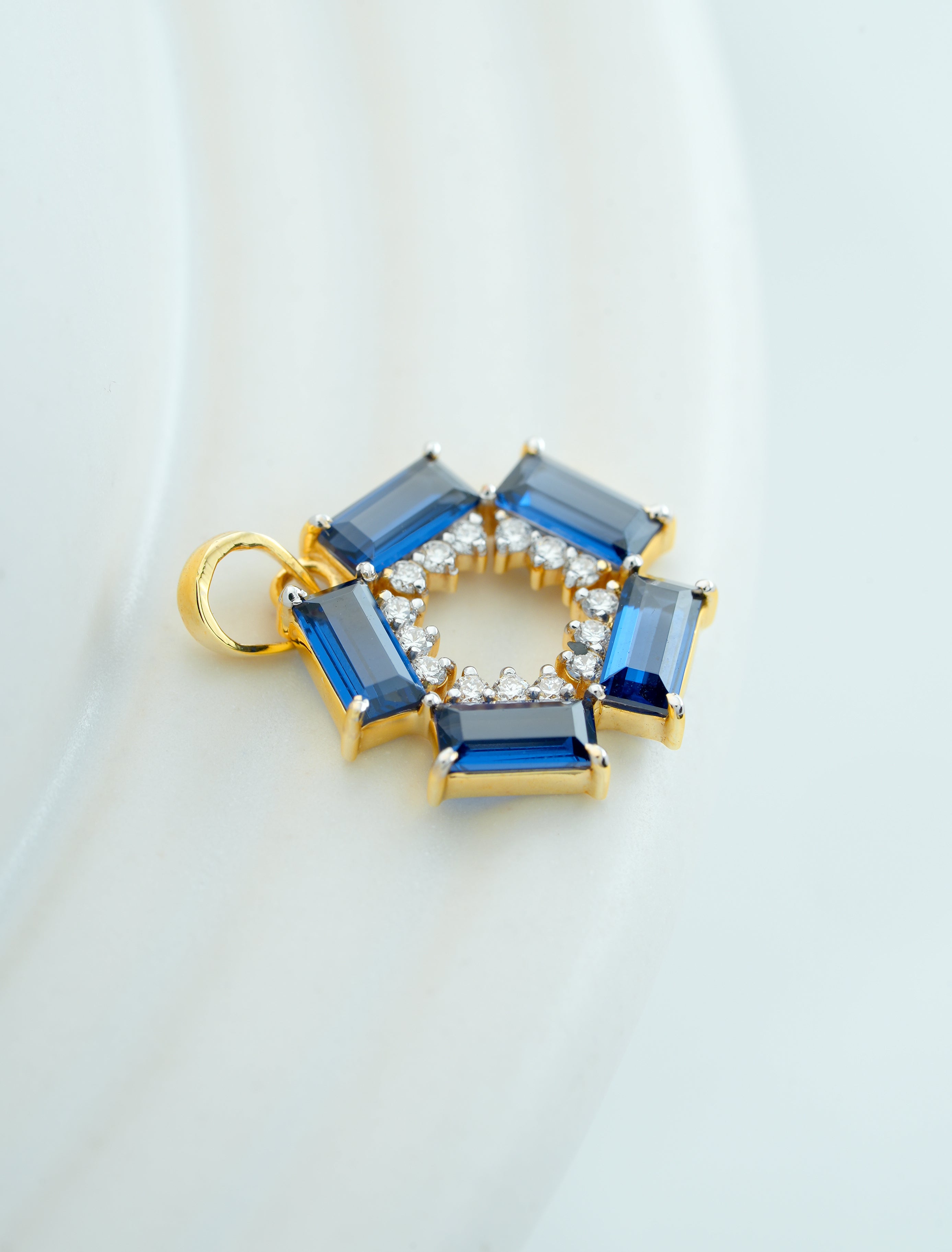PRISMATIC  EMERALD  FLOWER  PENDANT - PND 70
